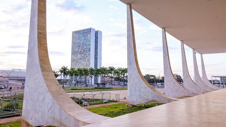 Cúpula dos Poderes discute ajuste e teto constitucional em reunião no STF