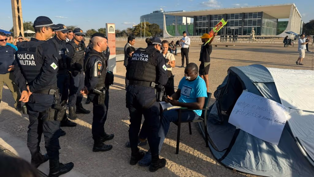 Deputado acampa em frente ao STF como protesto contra atuação da Corte