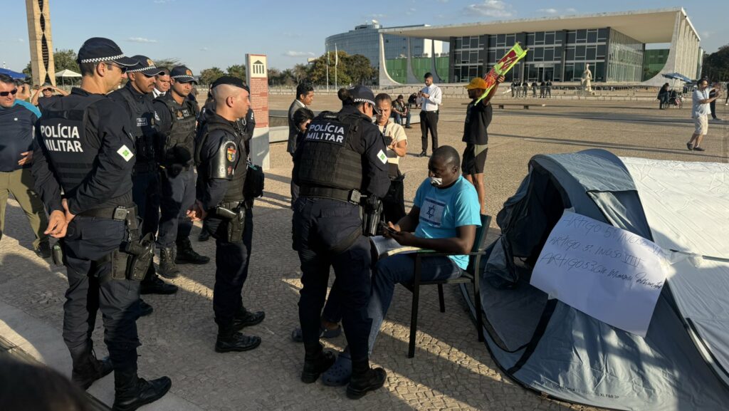 Deputado acampa em frente ao STF como protesto contra atuação da Corte