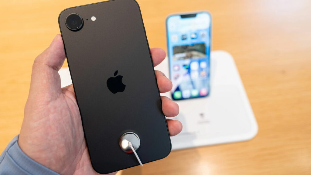 Os celulares pequenos que dominam o mercado em 2025