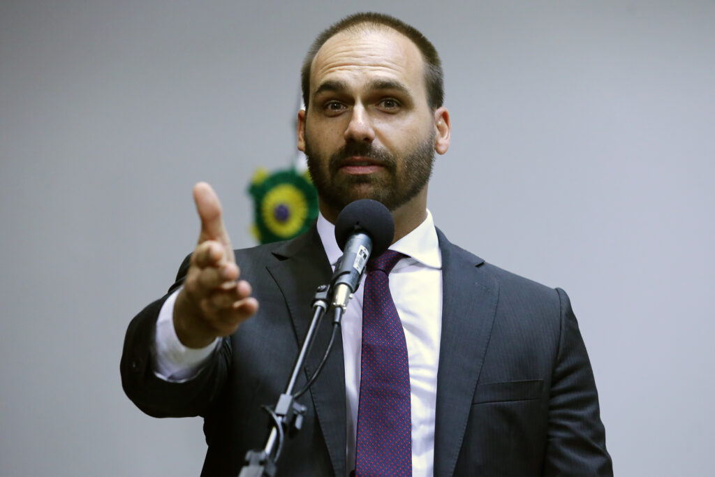 A brecha para legalizar o home office de Eduardo Bolsonaro