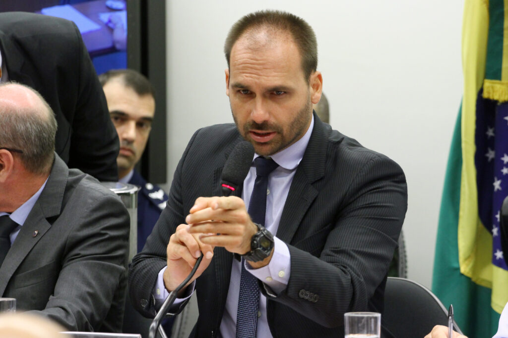 Deputado quer emenda para livrar Eduardo do crime de obstrução de Justiça