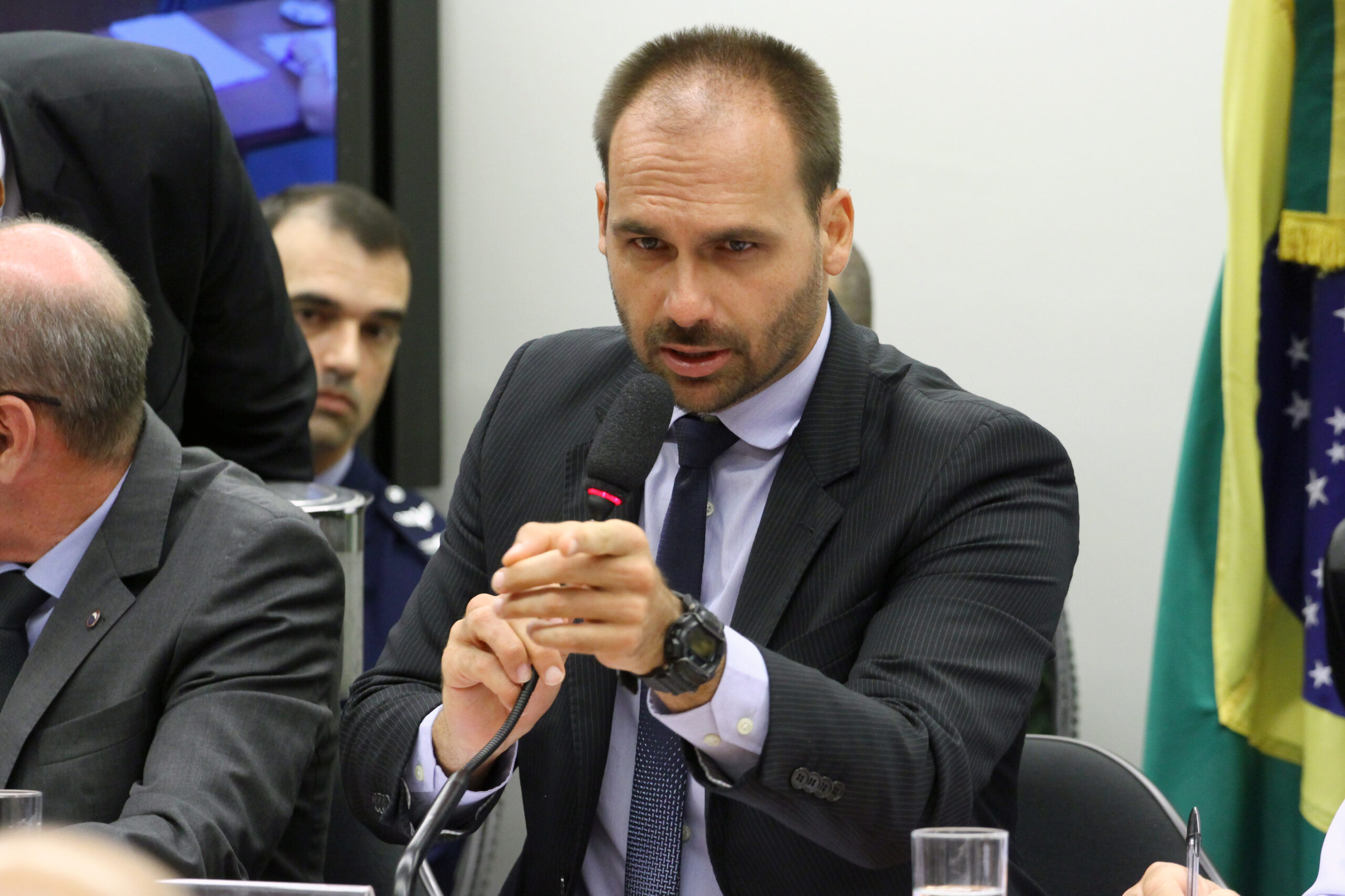 “Serviçais dos tiranos”, diz Eduardo sobre senadores que barraram PEC da Blindagem