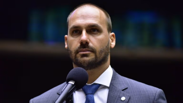 Motta envia ao Conselho de Ética pedidos de cassação de Eduardo Bolsonaro