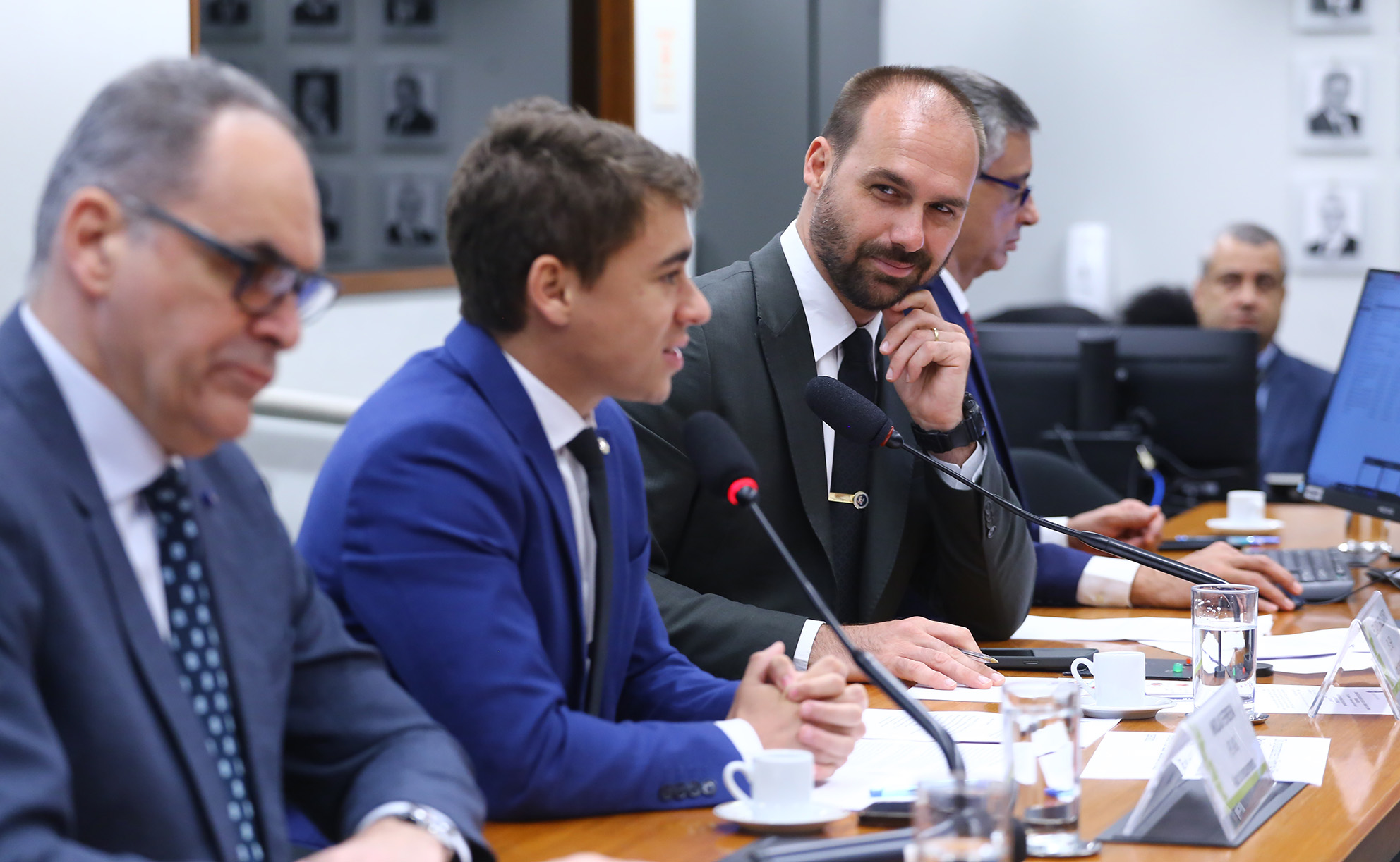 Eduardo compartilha postagem que acusa Nikolas de querer “se livrar” de Bolsonaro