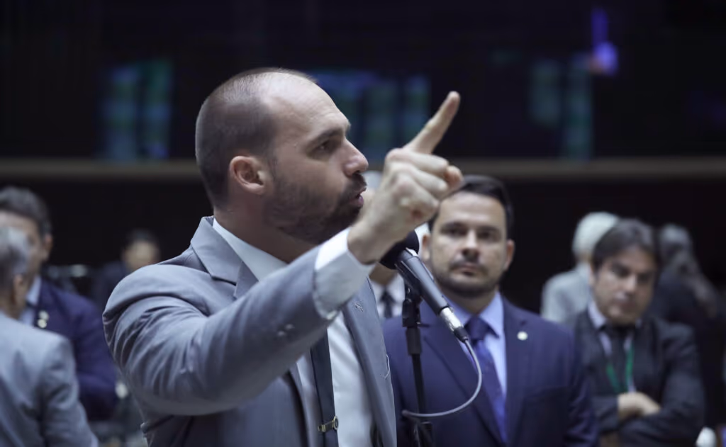 A tática do Centrão para tentar cassar o mandato de Eduardo Bolsonaro