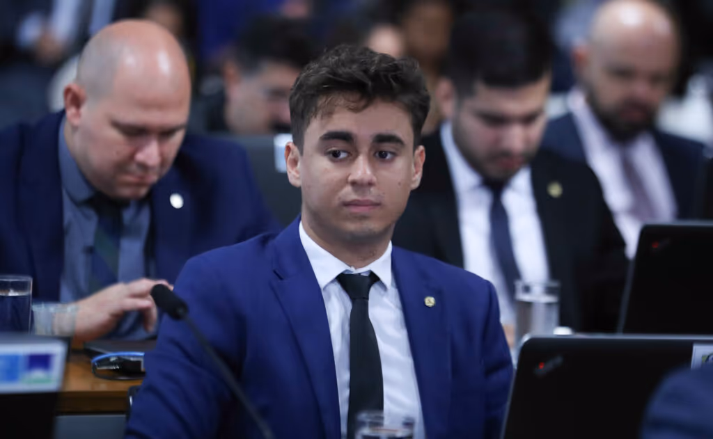 Moraes manda defesa de Bolsonaro explicar uso de celular por Nikolas em visita