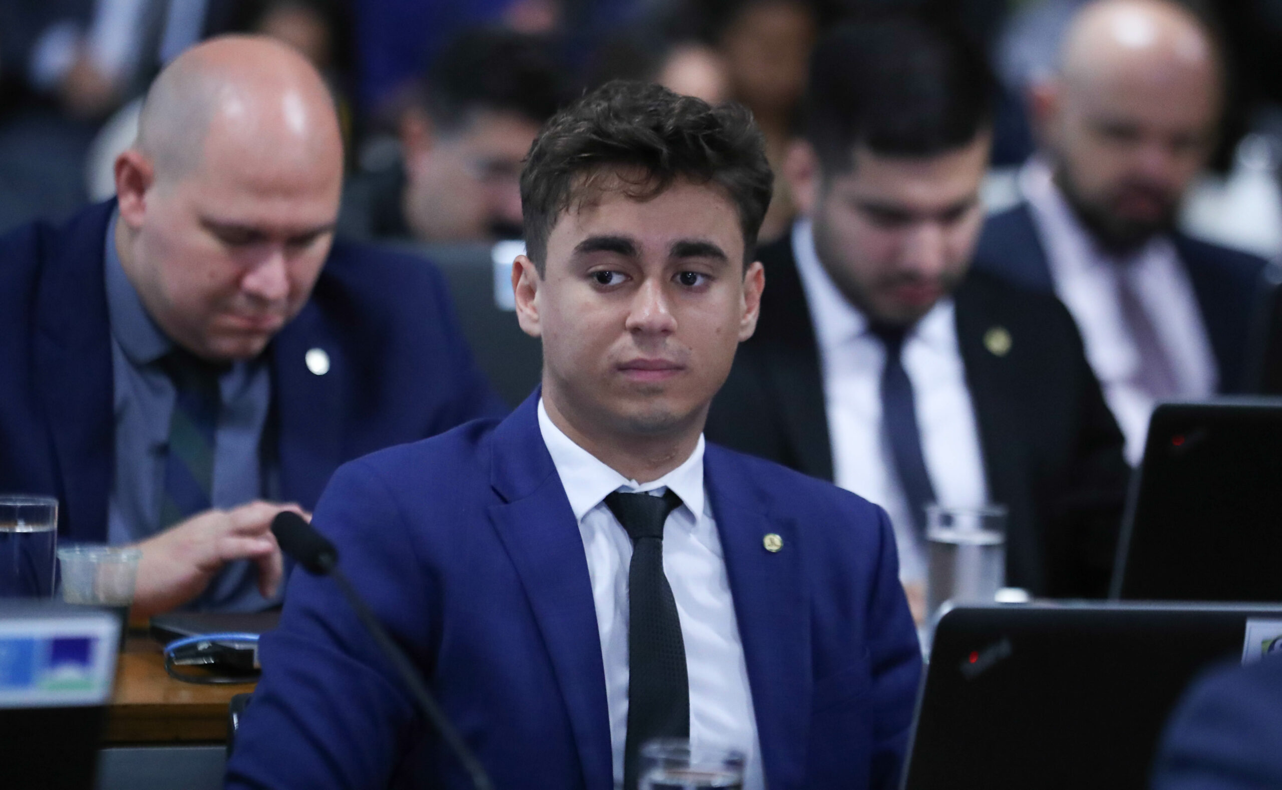 Moraes manda defesa de Bolsonaro explicar uso de celular por Nikolas em visita