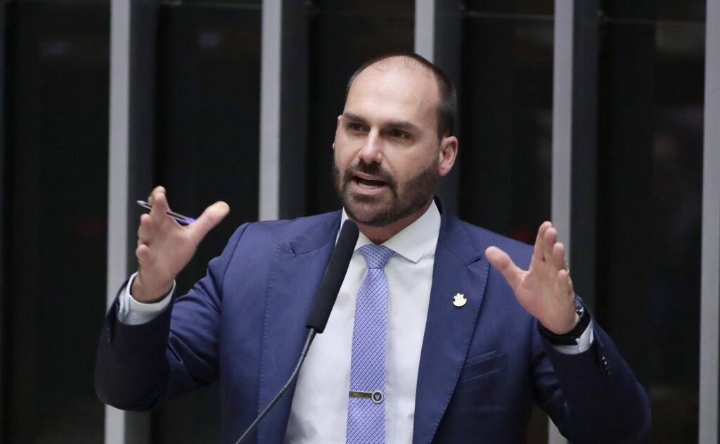 “Estamos lidando com terroristas”, diz Eduardo sobre Moraes