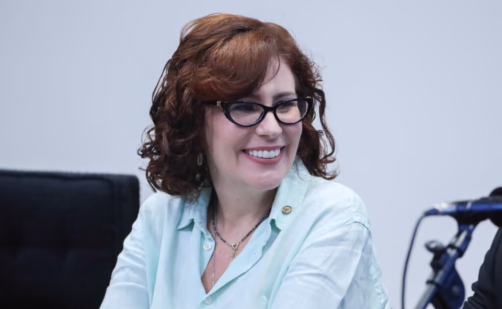 Por falta de votos, Carla Zambelli se livra de cassação de mandato