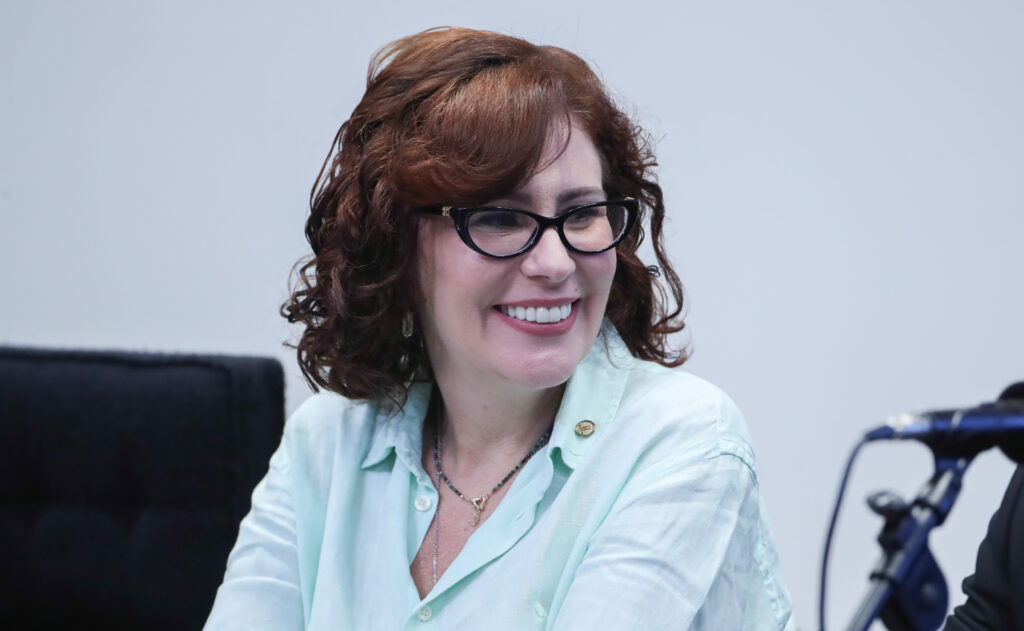 Por falta de votos, Carla Zambelli se livra de cassação de mandato