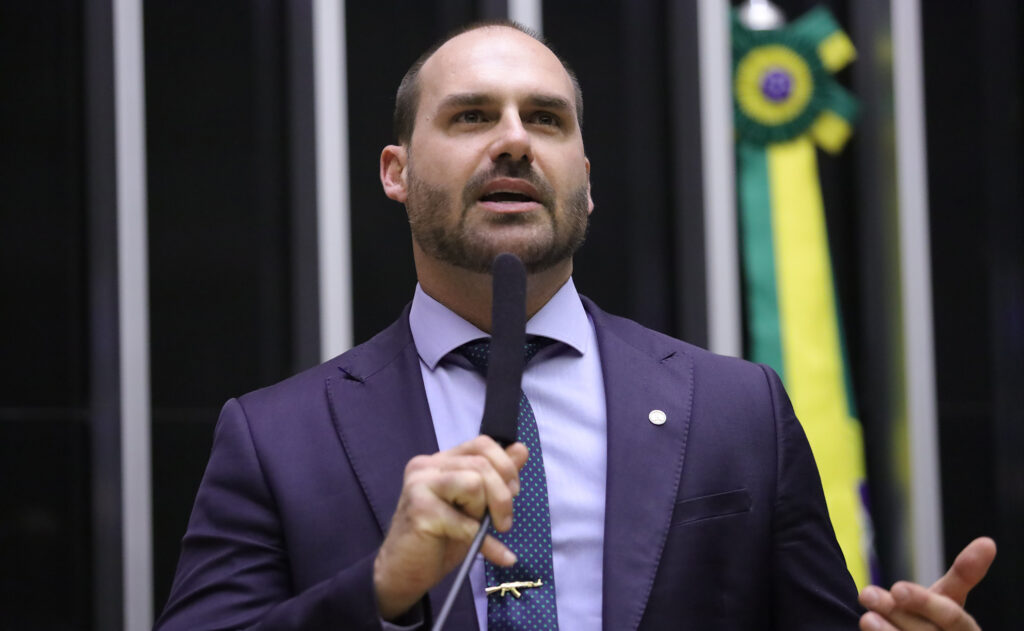 Ex-reitores pedem a Motta cassação do mandato de Eduardo Bolsonaro