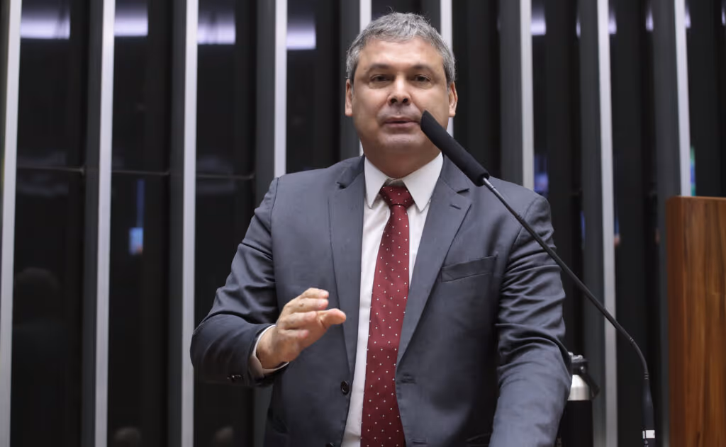 Crusoé: Deputados de esquerda aprovam atuação do STF, diz pesquisa