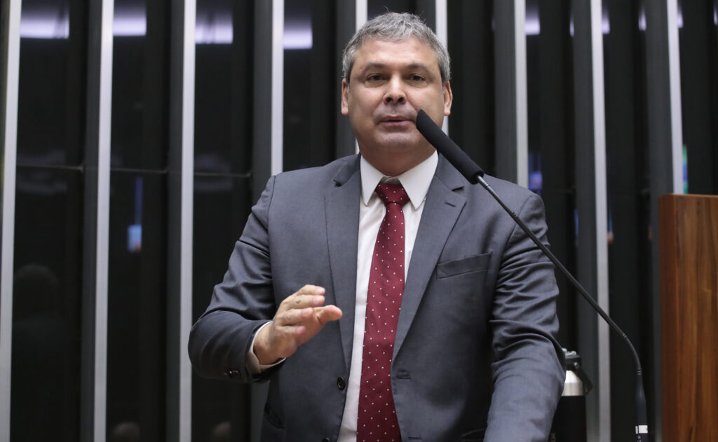 Crusoé: Deputados de esquerda aprovam atuação do STF, diz pesquisa