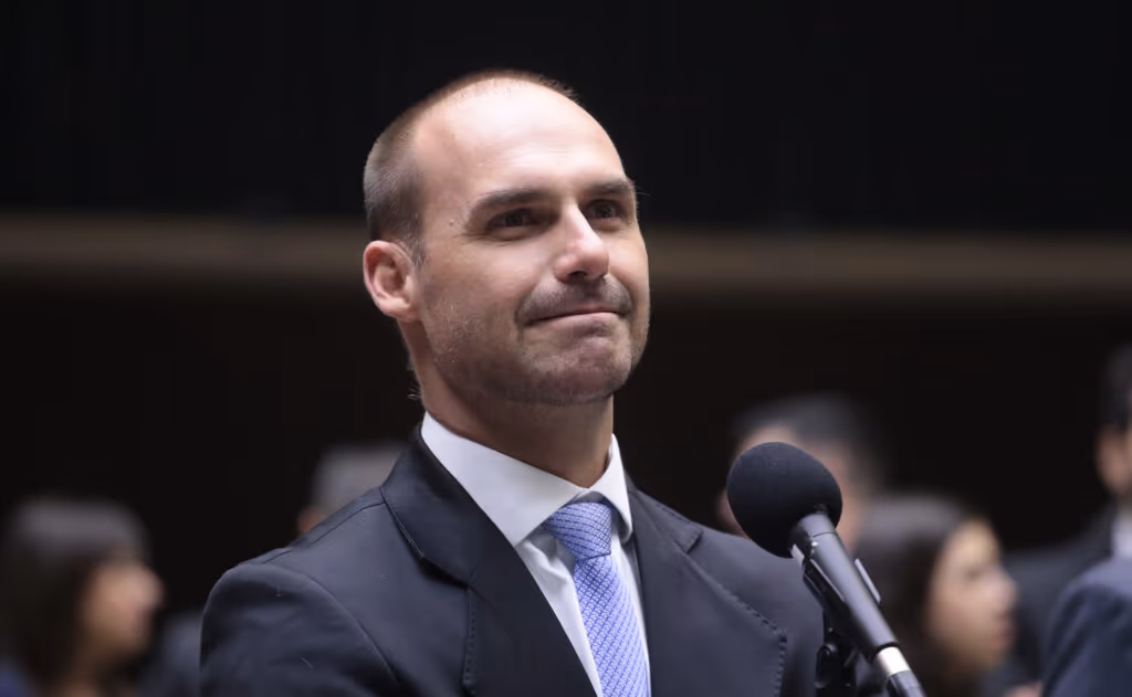 Moraes manda PGR se manifestar sobre pedido de prisão de Eduardo Bolsonaro