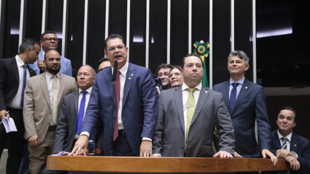 Crusoé: Quase metade dos deputados federais se dizem de direita
