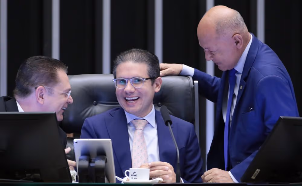 Motta celebra aclamação em pesquisa com deputados