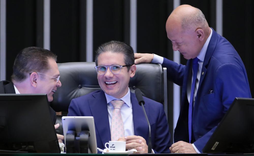 Motta celebra aclamação em pesquisa com deputados