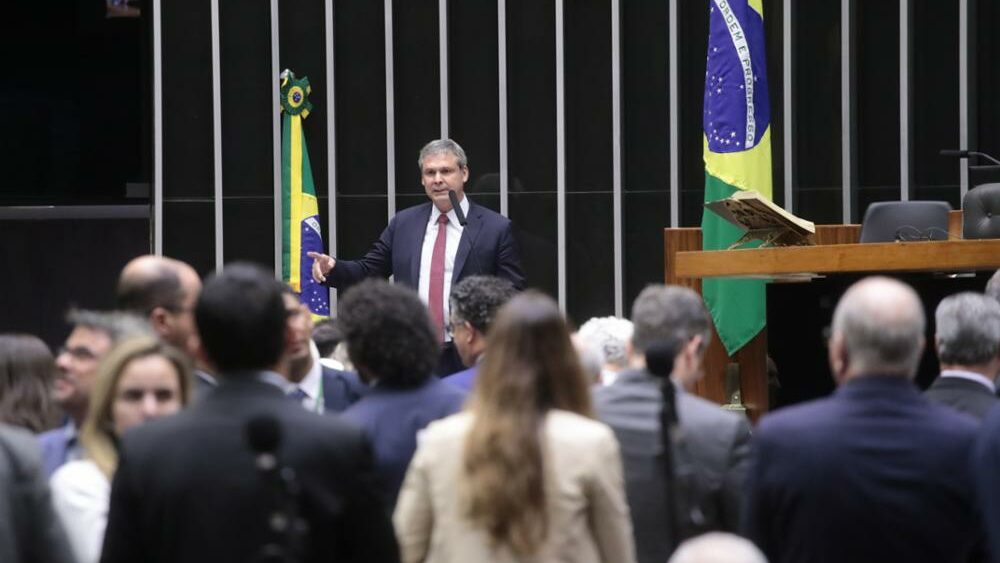 Quaest: apenas um terço dos deputados se considera base de Lula