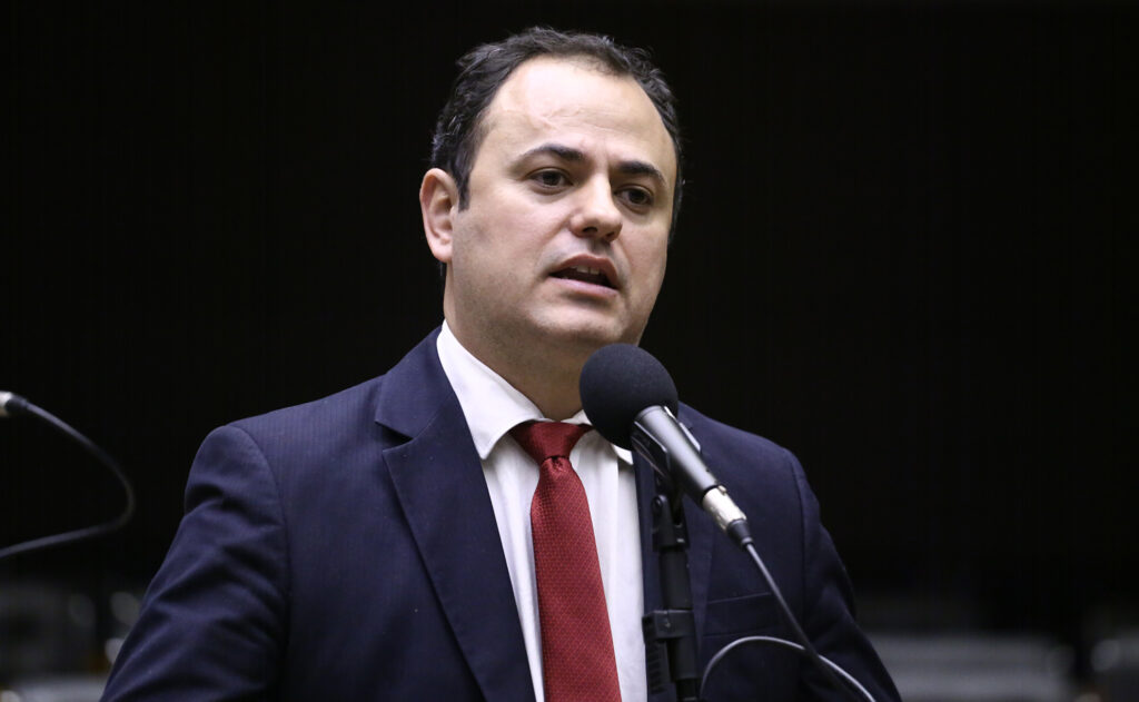 Explicação de Wagner sobre dinheiro apreendido é “inconcebível”, diz Glauber Braga