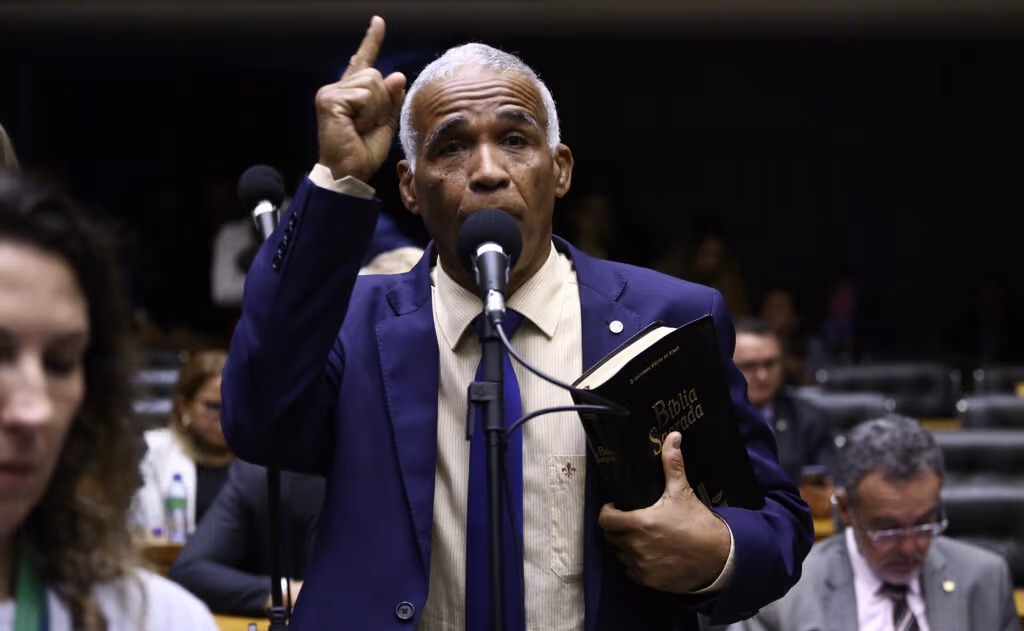 Deputado apresenta PL para proibir mulheres trans de entrar em banheiro feminino