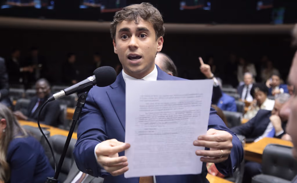 “O Neymar não conheceu a esposa dele na cadeia”, diz Nikolas a Lula