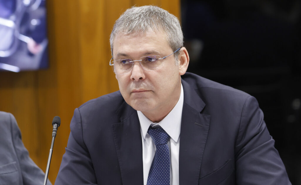 Líder do PT classifica sanções a Moraes com Lei Magnitsky como “ataque ao Brasil”