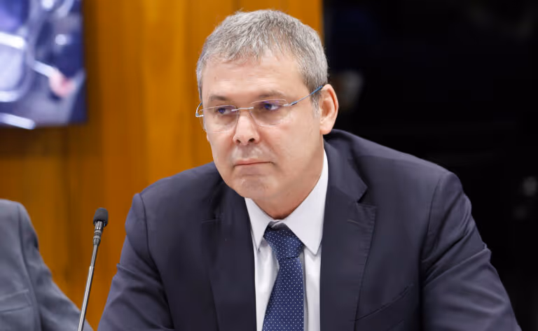 Líder do PT classifica sanções a Moraes com Lei Magnitsky como “ataque ao Brasil”