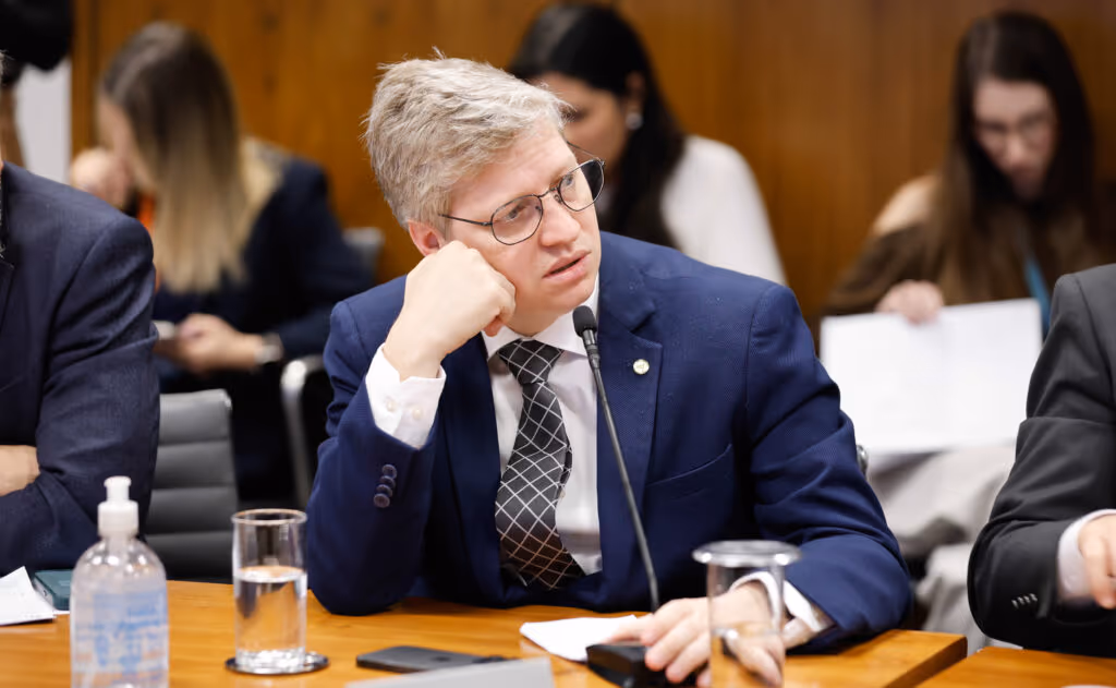 Van Hattem cobra Moraes por acesso a audiência online