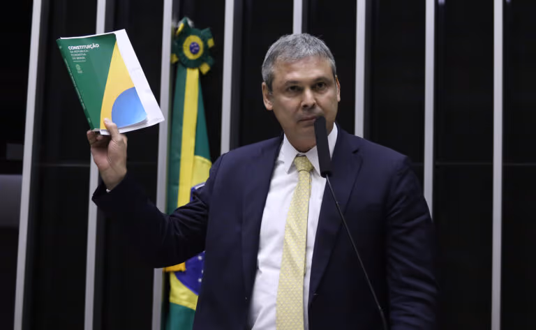 &quot;O tempo da impunidade acabou&quot;, diz líder do PT sobre Bolsonaro
