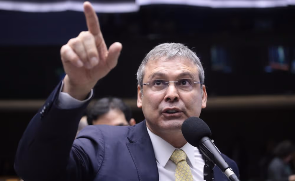 Lindbergh diz ter “representações criminais prontas” contra o governador que empregar Eduardo