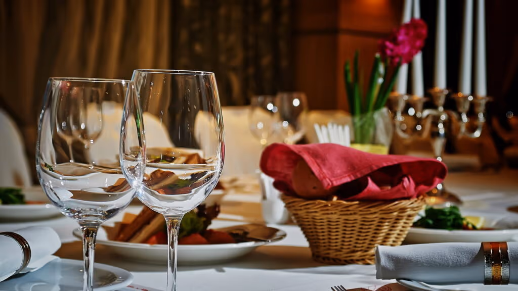 Como criar um jantar romântico simples e inesquecível em casa