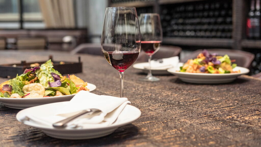 Como criar um jantar romântico simples e inesquecível em casa