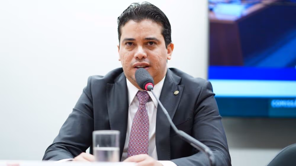 Deputado nega participação em licitações sob investigação da PF