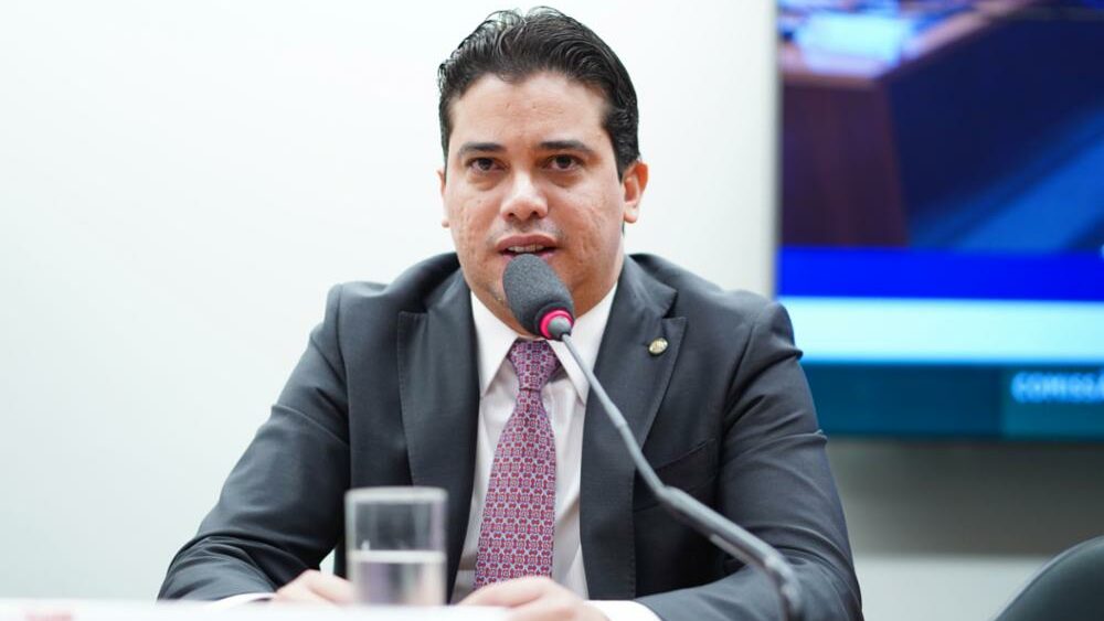 Deputado nega participação em licitações sob investigação da PF