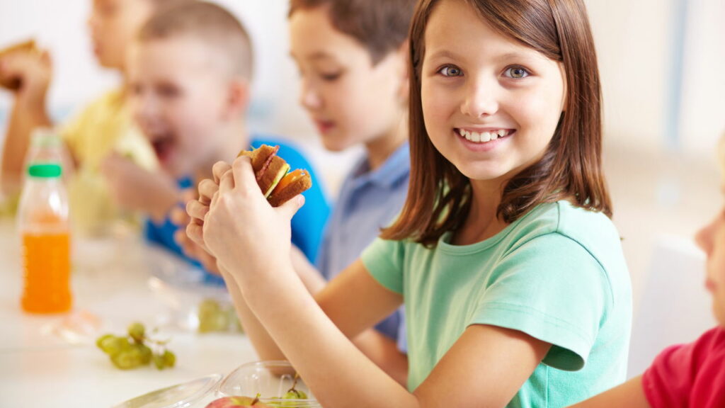Como fazer lanches saudáveis e criativos para crianças levarem à escola