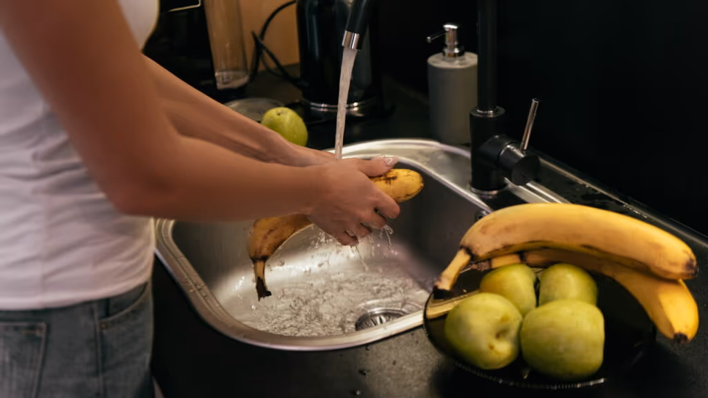 Como lavar frutas e verduras sem estragar o alimento