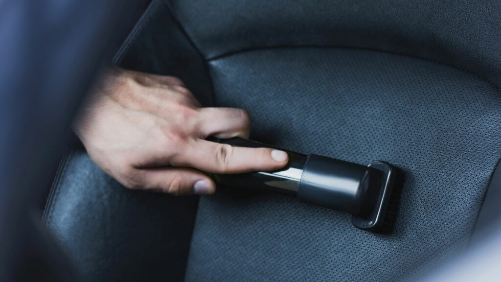 Como cuidar do estofado e evitar manchas permanentes no carro