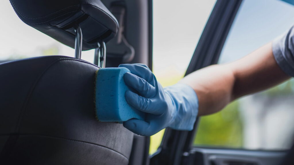 Como cuidar do estofado e evitar manchas permanentes no carro