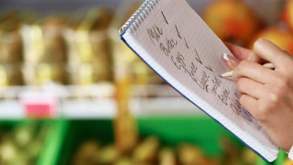Como planejar uma lista de compras inteligente para gastar menos no mês