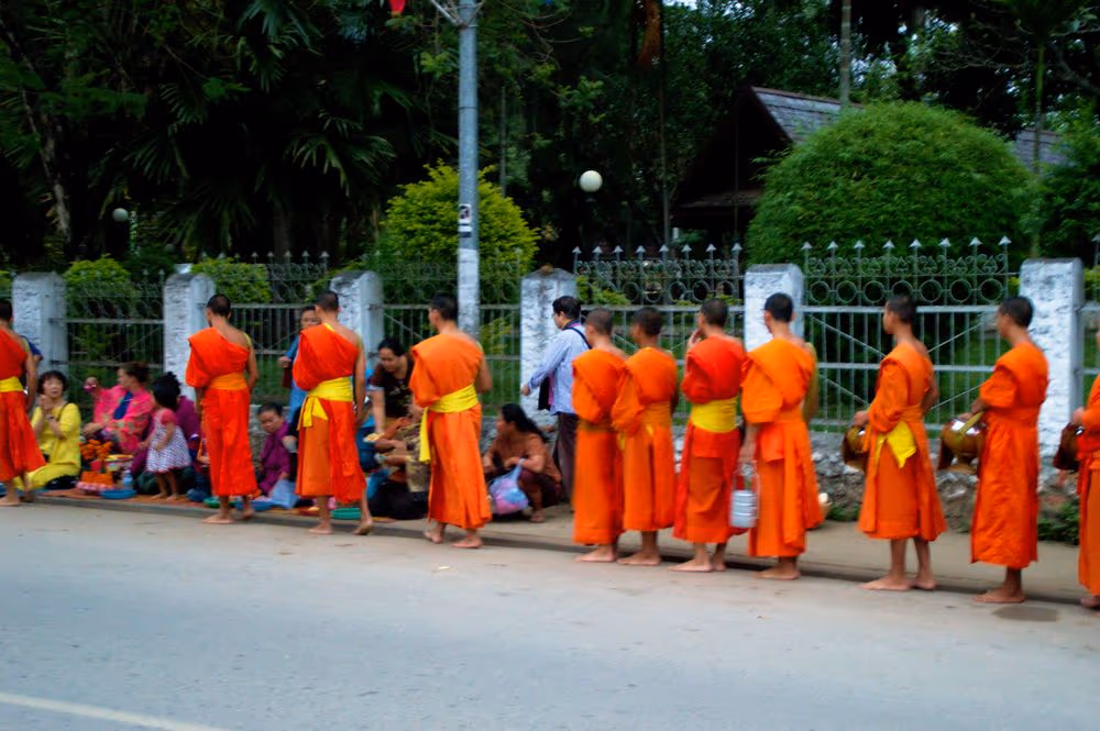 No Laos, nem os monges aguentam os influenciadores