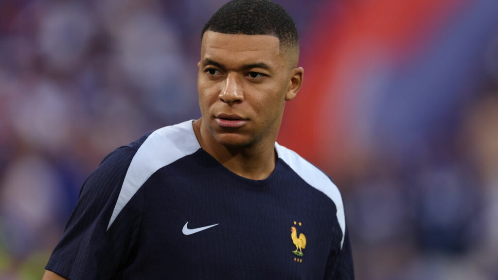 Mbappé se posiciona sobre a polêmica da tocha olímpica