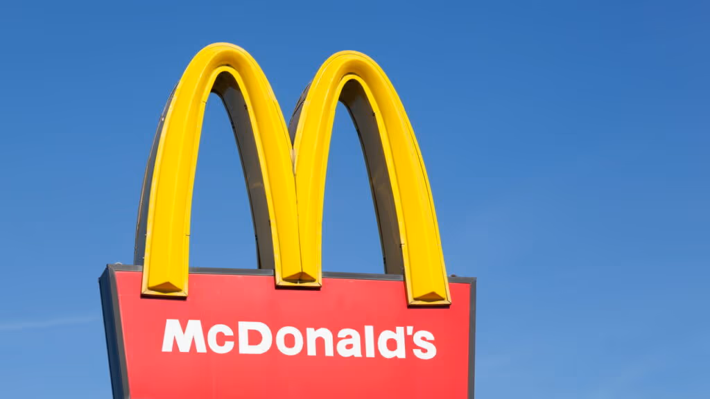 Mulher encontra larvas em molho do McDonald’s e gera alarde