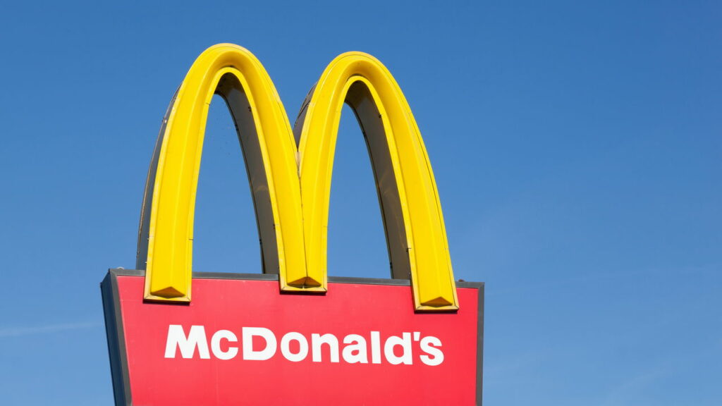 Mulher encontra larvas em molho do McDonald’s e gera alarde