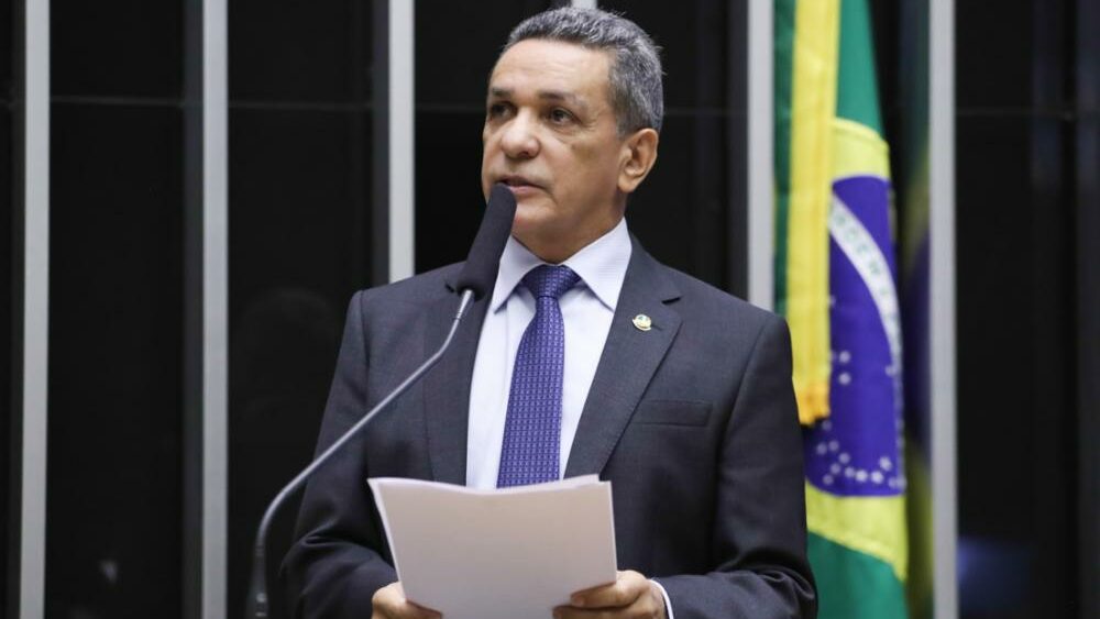 Senador pede dispensa de outorga para pequenos provedores de internet
