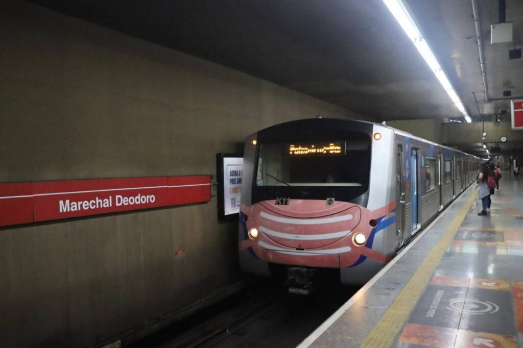 Metrô de SP circula com lentidão após passageiro invadir via