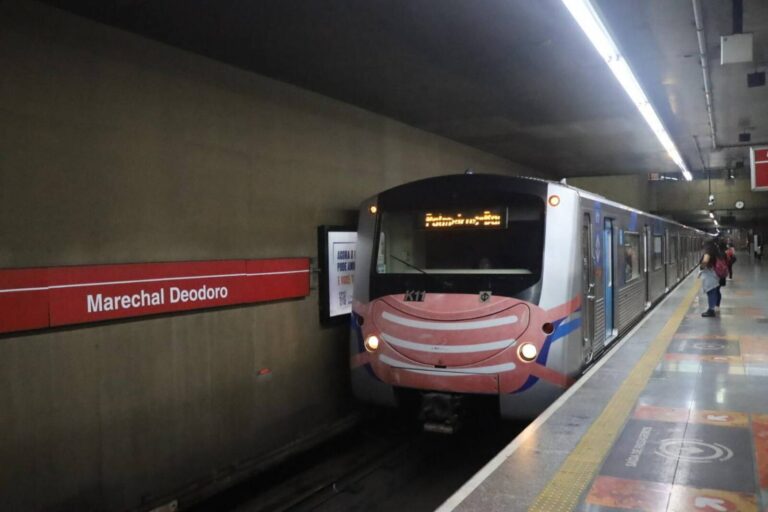 Metrô de SP circula com lentidão após passageiro invadir via