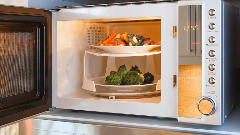 O que faz alguns alimentos explodirem no micro-ondas?