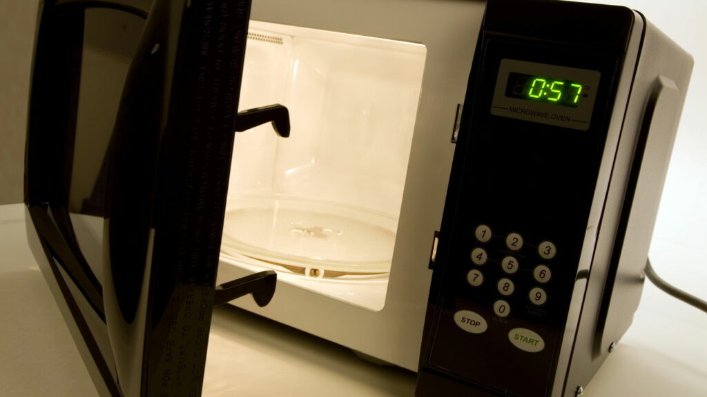 Mitos e verdades sobre cozinhar no micro-ondas que todo mundo precisa saber