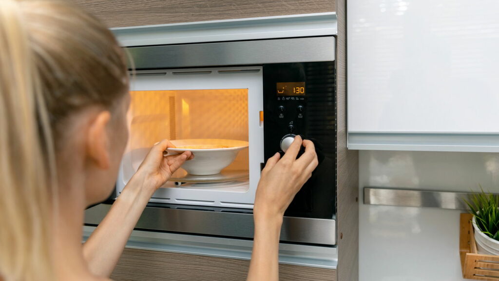 Mitos e verdades sobre cozinhar no micro-ondas que todo mundo precisa saber